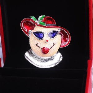 Broche femme élégante avec chapeau rouge et lunettes de soleil dans un écrin cadeau