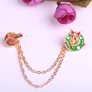 Détail des broches de Noël en émail avec sucre d'orge, couronne et double chaîne dorée