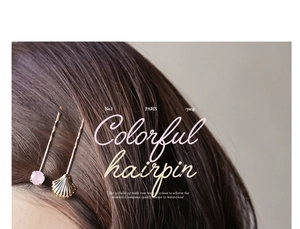 Détail de pinces à cheveux coquillage doré avec cristal rose portées en ensemble