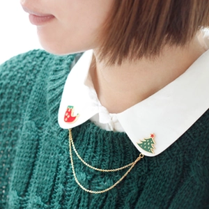 Épingle de col en émail sapin de Noël et chaussette avec chaînes dorées sur chemise