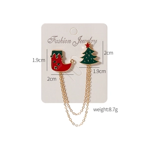 Broche émaillée de sapin de Noël et chaussette rouge avec double chaîne dorée