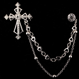 Broche croix argentée pour costumes hommes avec strass brillants et chaînes cœur