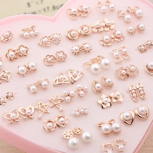 36 pairs of rose gold pearl stud earrings in a heart-shaped pink jewelry gift box