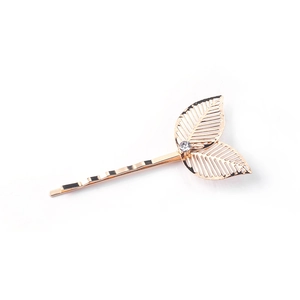 Barrette à cheveux dorée élégante avec design de feuille et strass sur fond blanc