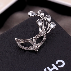 Vintage Masquerade Mask Brooch Women Silver Alloy Pin White Rhinestone Pavé Waterdrop Accents Party Fashion Jewelry
