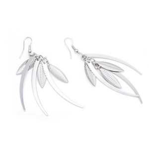 Eleganti orecchini a foglia d'argento con venature delicate e chiusura a gancio