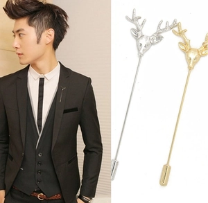 Détail de broches tête de cerf vintage en or et argent pour veste de costume homme