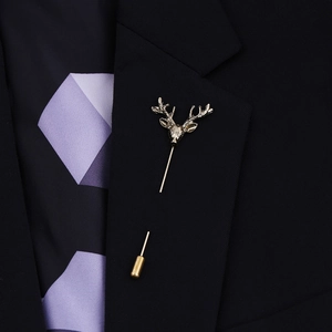 Broche tête de cerf rétro avec longue épingle dorée sur revers de veste noire