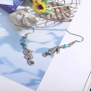Détails des boucles d'oreilles hippocampe vintage en argent avec des perles turquoise