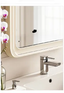 Dettaglio dell'adesivo Jesus Loves You per specchio con croce e cuori per il bagno