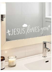 Dettaglio dell'adesivo bianco Jesus Loves You su specchio da bagno con croce e cuoricini