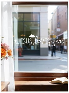 Dettaglio adesivo per vetri Jesus Loves You in vinile bianco con croce e cuore