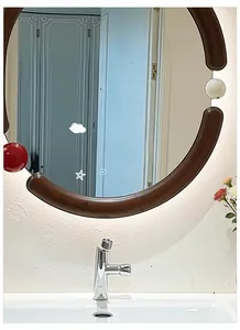 Dettaglio dell'adesivo bianco Jesus Loves You con croce e cuori su uno specchio da bagno
