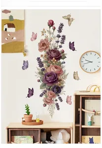 Dettaglio degli adesivi murali floreali con farfalle viola su una parete bianca