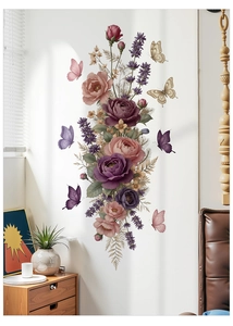 Adesivo murale verticale con rose viola e farfalle in un ambiente da camera da letto
