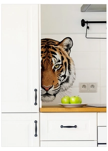Adesivo murale testa di tigre realistica su piastrelle bianche in un interno di cucina moderna