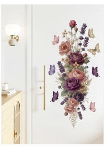Dettaglio dell'adesivo murale con rose colorate e farfalle su una porta bianca di casa
