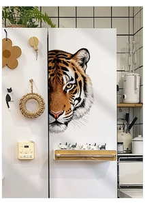 Adesivo murale testa di tigre realistico su anta di armadio bianco in cucina moderna