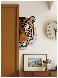Dettaglio dell'adesivo murale realistico a testa di tigre con design a sbirciata