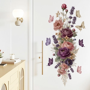 Adesivo murale floreale con rose viola e farfalle su porta bianca per decorazione