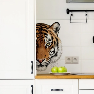 Adesivo murale con testa di tigre realistica su piastrelle bianche per decorazione