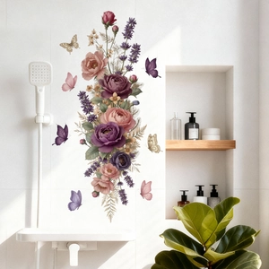 Adesivo murale con peonie viola e farfalle in un ambiente bagno moderno