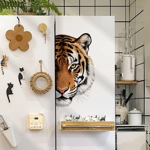 Adesivo murale testa di tigre creativo per decorazioni su frigorifero bianco moderno a porte
