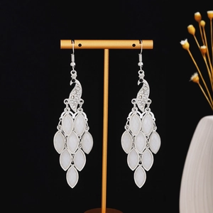 Orecchini a pavone argentati con pendenti geometrici in resina di colore bianco