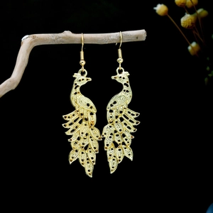 Orecchini a goccia pavone dorato etnico con design a foglia cava stile vintage boho