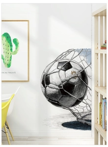 Détail d'un sticker mural de football dynamique sur un mur blanc dans un salon moderne