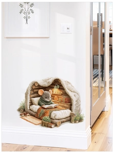 Sticker mural 3D détaillé montrant une souris lisant dans une chambre en bois cosy