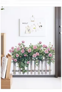 Dettaglio adesivo da parete recinto di rose rosa con stile acquerello su parete bianca