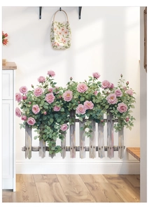 Dettaglio dell'adesivo murale con rose rosa e staccionata in legno con ombre naturali