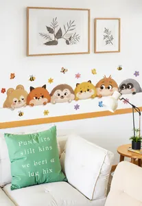 Dettaglio di simpatici animali della foresta come volpe e orso su decorazione murale bianca