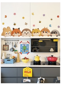 Dettaglio di adesivi murali con simpatici animali su moderni mobili da cucina bianchi