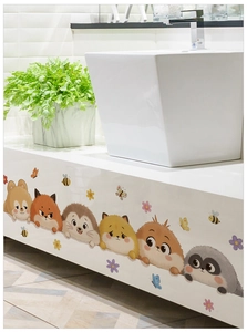 Dettaglio di adesivi con animali carini applicati su un mobile da bagno per decorare
