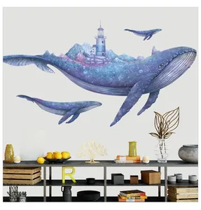 Detailansicht traumhafter Wal-Wandtattoo mit Leuchtturm-Kunst in gemütlichem Zimmer