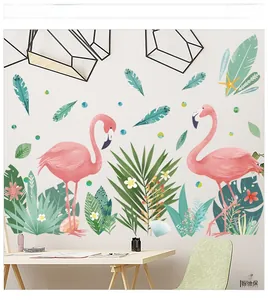 Détail de stickers muraux flamants roses et feuilles tropicales dans une chambre moderne