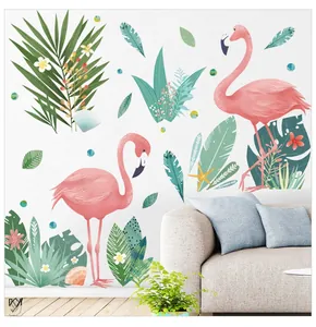 Détail de stickers muraux flamant rose avec feuilles de palmier derrière un canapé