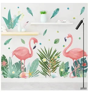 Gros plan de stickers muraux flamant rose et feuilles tropicales dans une chambre cosy