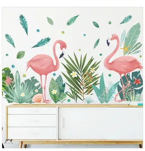 Détail de stickers muraux flamants roses et feuilles tropicales sur un mur blanc de chambre