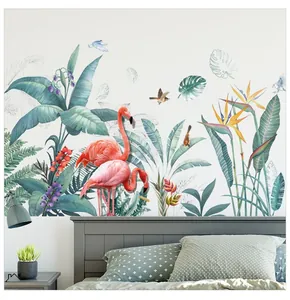 Detail von tropischen Flamingo-Wandtattoos mit Monstera-Blättern im gemütlichen Schlafzimmer