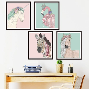 Set di quattro adesivi murali minimalisti con eleganti illustrazioni di animali in cornici