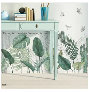 Detail von tropischen Pflanzen-Wandtattoo mit Monstera-Blättern und englischen Zitaten