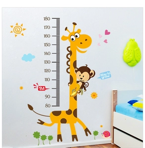 Détail du sticker mural girafe pour mesurer la taille avec échelle et animaux mignons