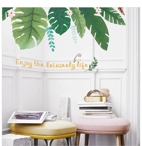 Détail de stickers muraux de plantes tropicales avec feuilles et oiseau sur mur blanc