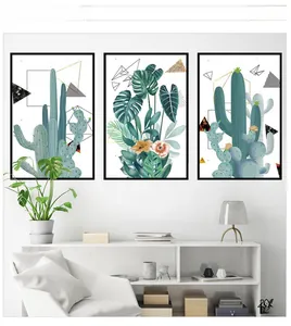 Décoration murale scandinave avec trois cadres minimalistes de cactus et feuilles tropicales