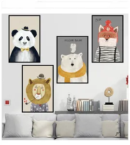 Lot de 4 tableaux animaux nordiques avec cadres noirs dans un décor de salon chaleureux