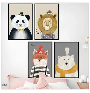 Détails de quatre cadres d'animaux nordiques avec panda et lion sur mur de chambre