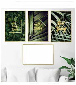 Détail d'un ensemble de quatre tableaux muraux plantes tropicales avec cadres dorés chic